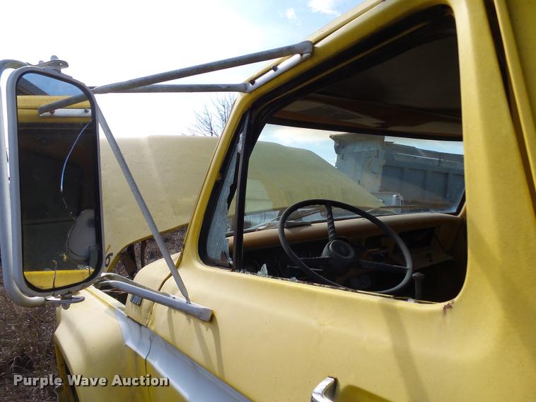 image for item K1062 1979 Ford F800 dump truck