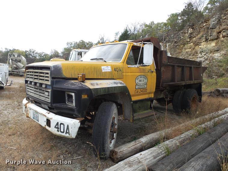 image for item K1065 1981 Ford F85 dump truck