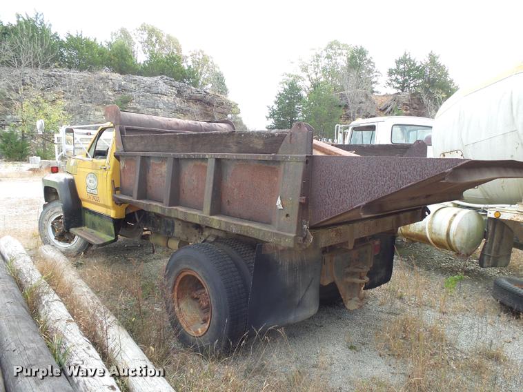 image for item K1065 1981 Ford F85 dump truck