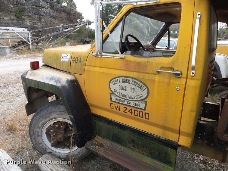 image for item K1065 1981 Ford F85 dump truck