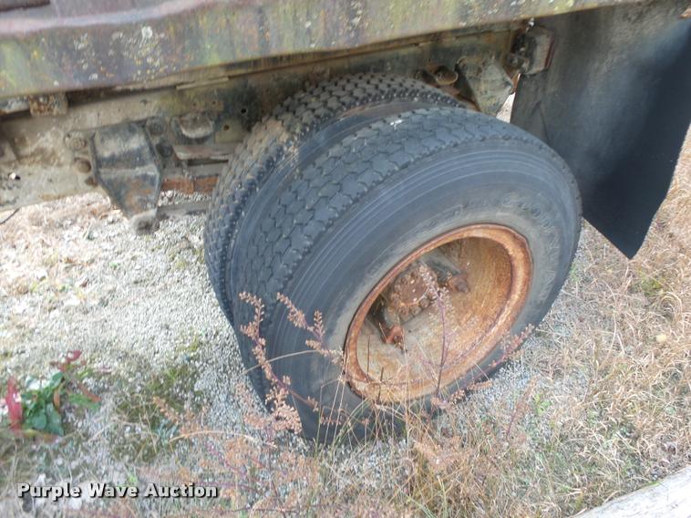 image for item K1065 1981 Ford F85 dump truck