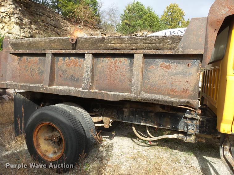 image for item K1065 1981 Ford F85 dump truck