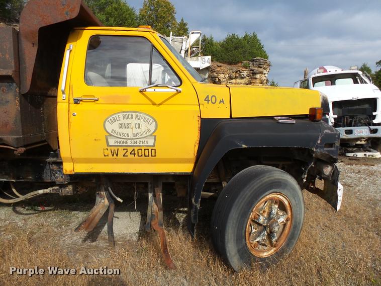 image for item K1065 1981 Ford F85 dump truck