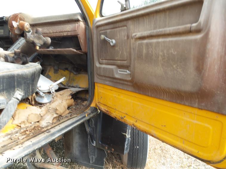 image for item K1065 1981 Ford F85 dump truck