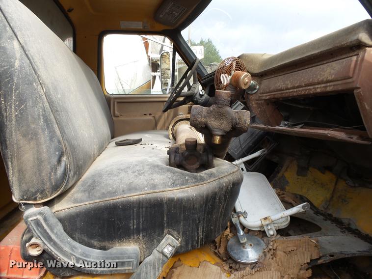 image for item K1065 1981 Ford F85 dump truck