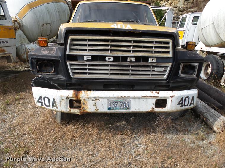image for item K1065 1981 Ford F85 dump truck