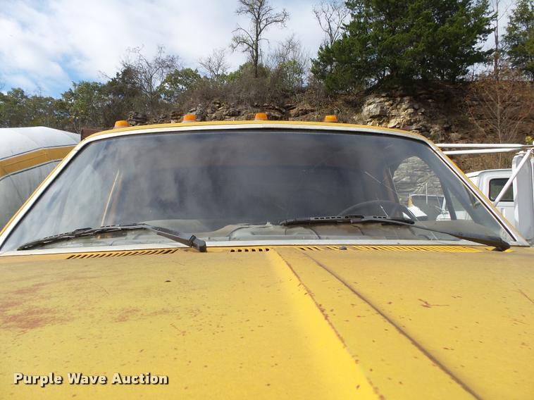 image for item K1065 1981 Ford F85 dump truck