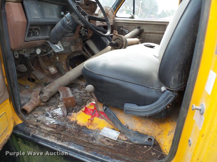 image for item K1065 1981 Ford F85 dump truck