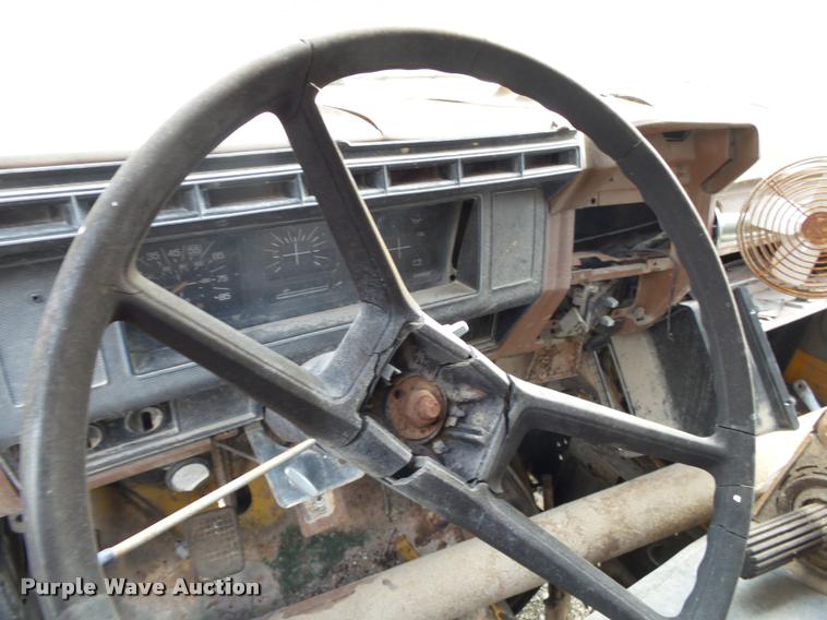 image for item K1065 1981 Ford F85 dump truck