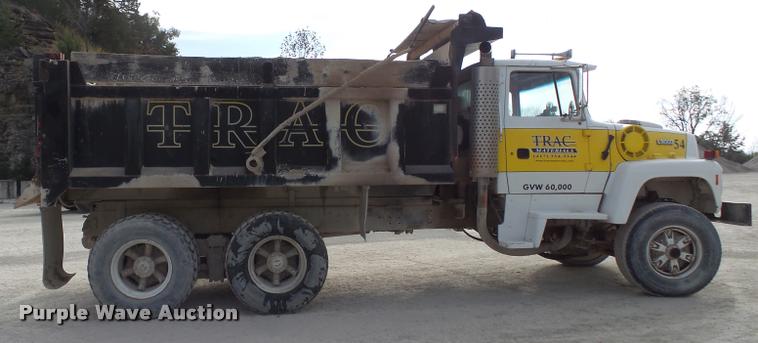 image for item K1066 1995 Ford L9000 dump truck