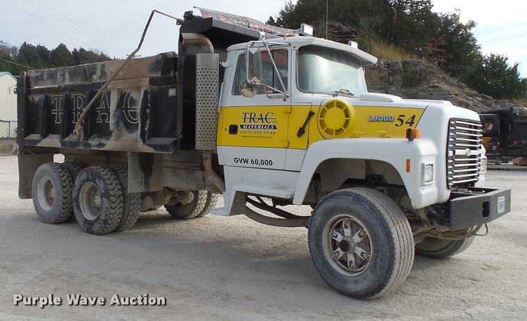 image for item K1066 1995 Ford L9000 dump truck