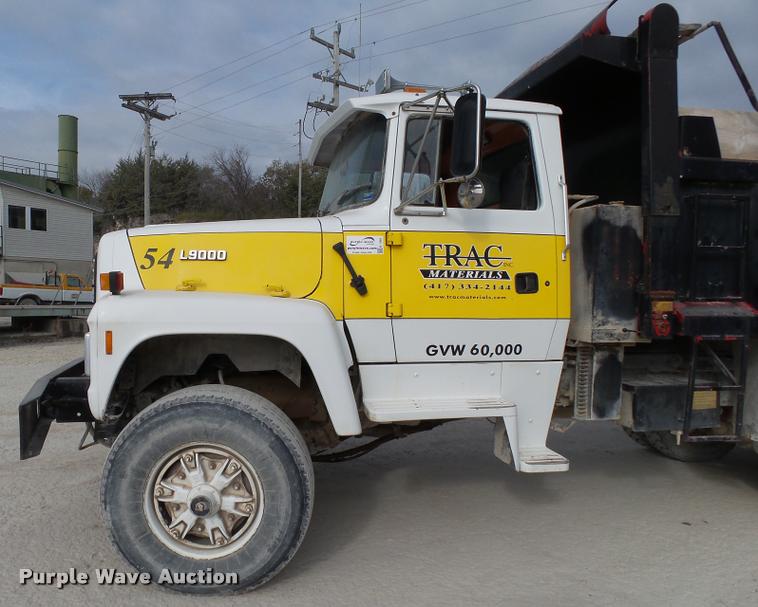 image for item K1066 1995 Ford L9000 dump truck