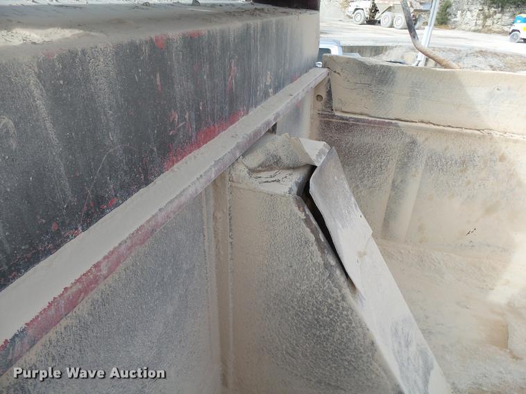 image for item K1066 1995 Ford L9000 dump truck