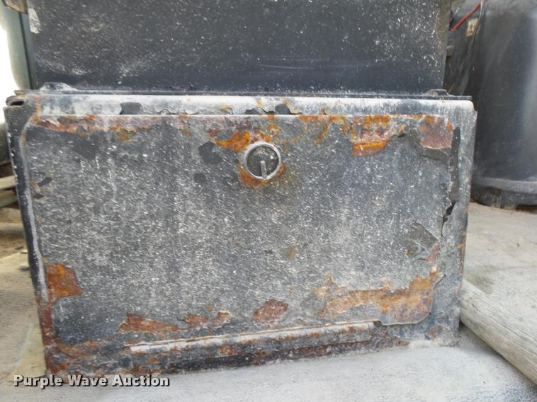 image for item K1066 1995 Ford L9000 dump truck