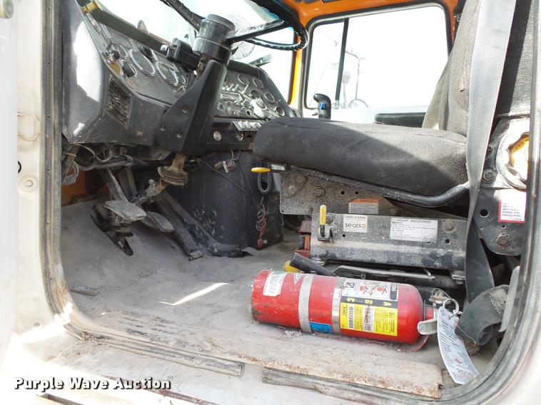 image for item K1066 1995 Ford L9000 dump truck