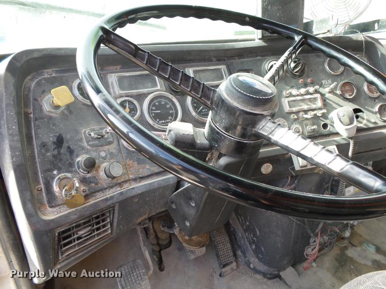 image for item K1066 1995 Ford L9000 dump truck