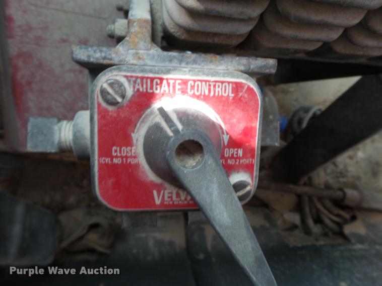 image for item K1066 1995 Ford L9000 dump truck