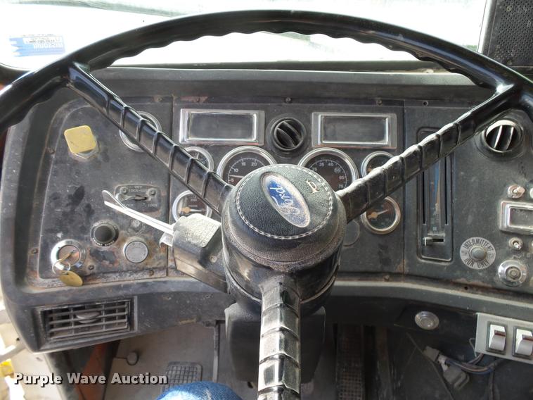 image for item K1066 1995 Ford L9000 dump truck