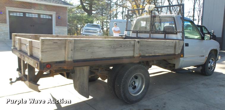 image for item K1353 1995 Chevrolet 3500 flatbed pickup truck
