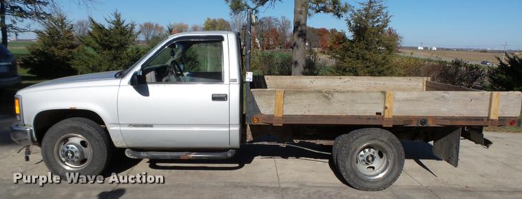 image for item K1353 1995 Chevrolet 3500 flatbed pickup truck