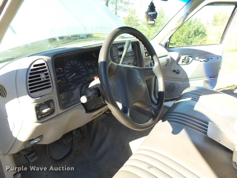 image for item K1353 1995 Chevrolet 3500 flatbed pickup truck