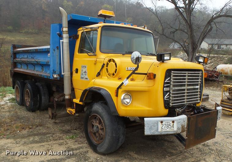 image for item K2473 1995 Ford L9000 dump truck