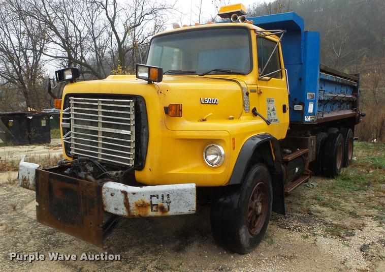 image for item K2473 1995 Ford L9000 dump truck