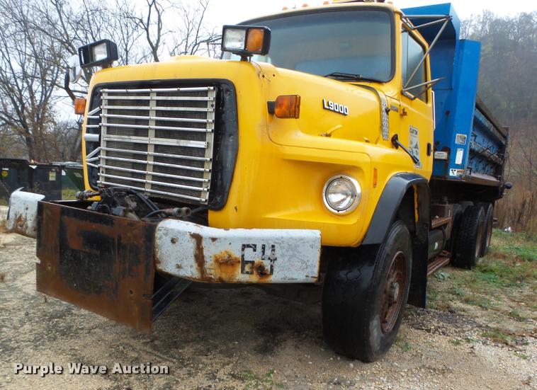 image for item K2473 1995 Ford L9000 dump truck