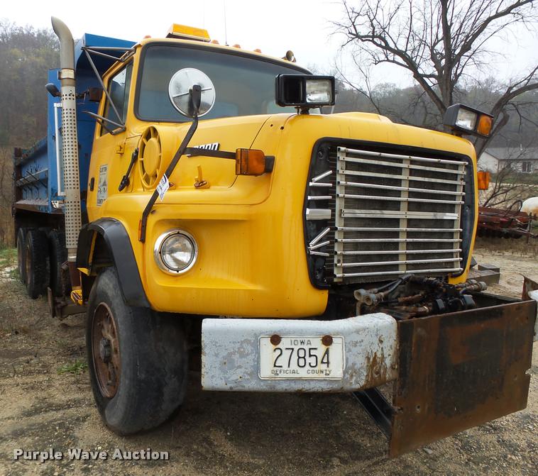 image for item K2473 1995 Ford L9000 dump truck