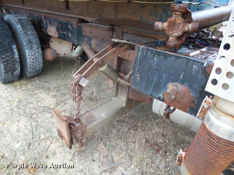 image for item K2473 1995 Ford L9000 dump truck