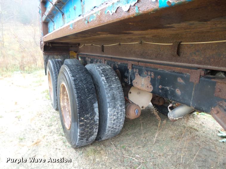 image for item K2473 1995 Ford L9000 dump truck