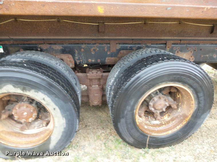 image for item K2473 1995 Ford L9000 dump truck