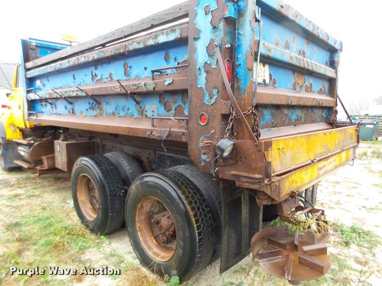 image for item K2473 1995 Ford L9000 dump truck