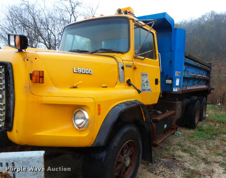 image for item K2473 1995 Ford L9000 dump truck