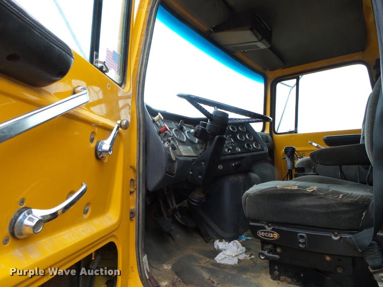 image for item K2473 1995 Ford L9000 dump truck