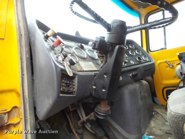 image for item K2473 1995 Ford L9000 dump truck