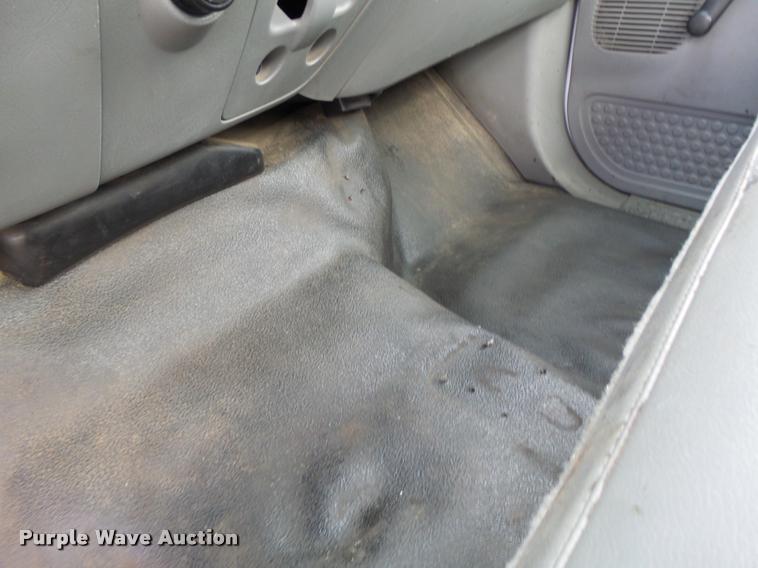 image for item K5601 2005 Ford F450 Super Duty truck cab and chassis