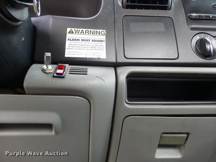 image for item K5601 2005 Ford F450 Super Duty truck cab and chassis