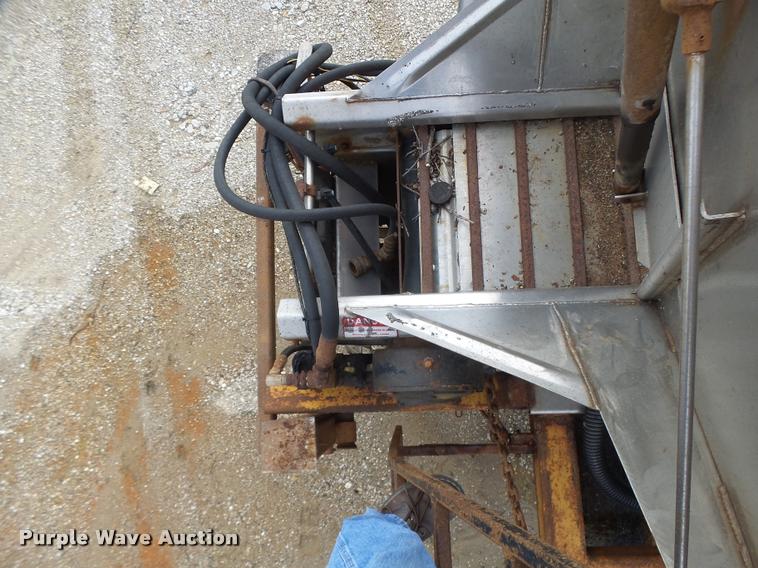 image for item K5620 1999 International 4900 dump truck