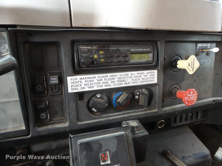 image for item K5620 1999 International 4900 dump truck