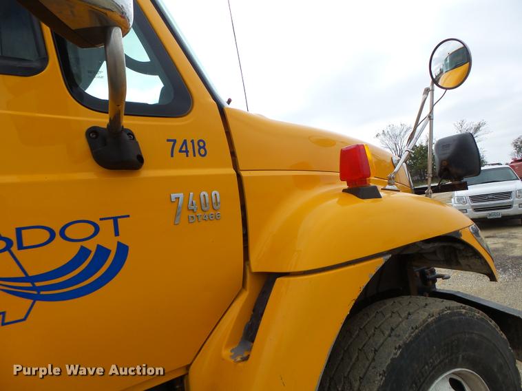 image for item K5621 2006 International 7400 dump truck