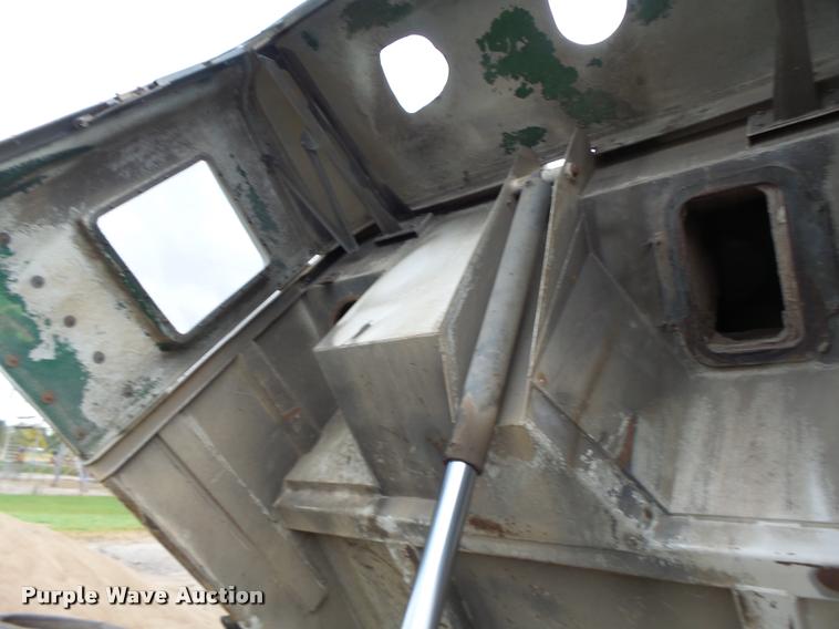 image for item K5646 1998 GMC T7500 street sweeper truck