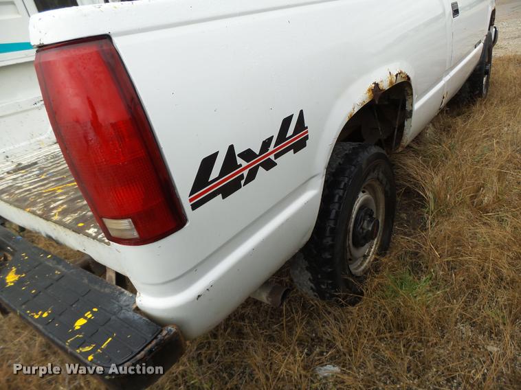 image for item K5647 1994 GMC Sierra 1500 pickup truck