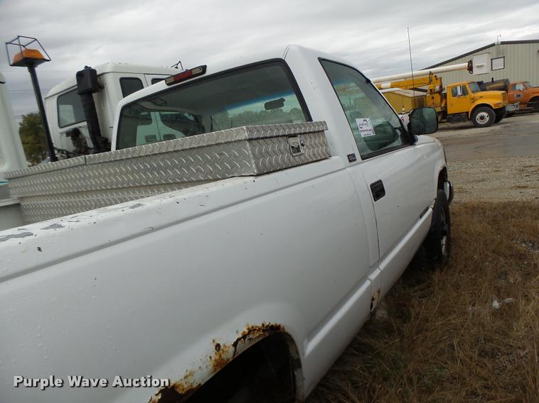 image for item K5647 1994 GMC Sierra 1500 pickup truck