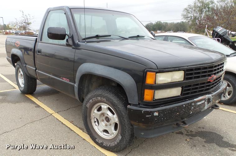 image for item K8069 1990 Chevrolet Silverado 1500 pickup truck