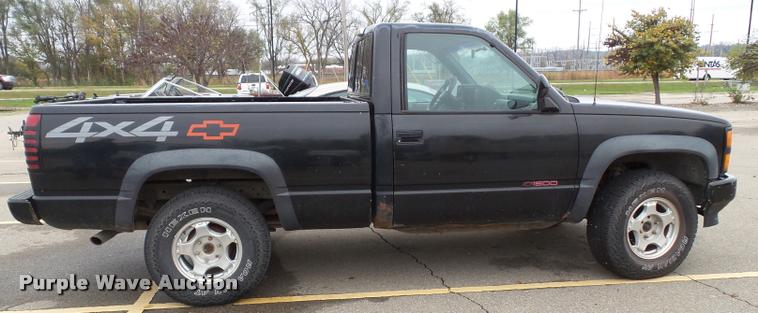 image for item K8069 1990 Chevrolet Silverado 1500 pickup truck