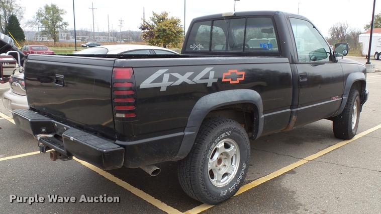 image for item K8069 1990 Chevrolet Silverado 1500 pickup truck