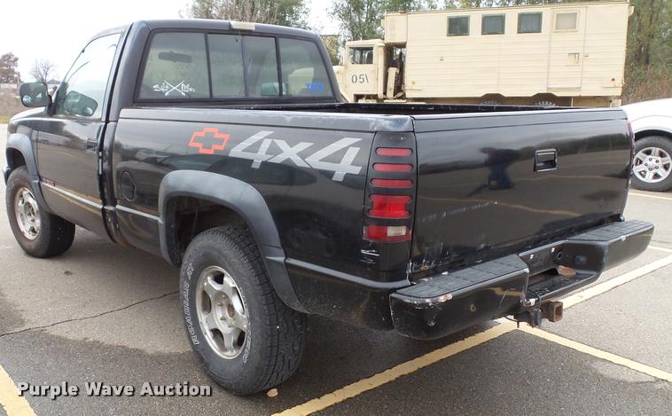 image for item K8069 1990 Chevrolet Silverado 1500 pickup truck