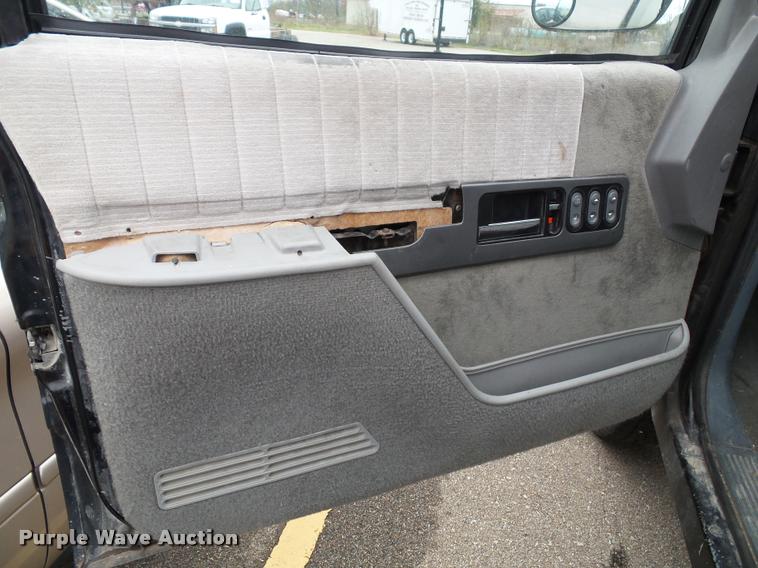 image for item K8069 1990 Chevrolet Silverado 1500 pickup truck