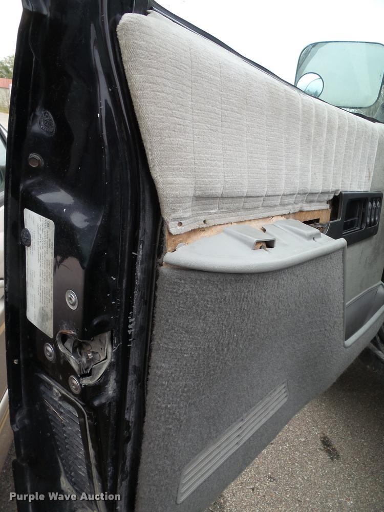 image for item K8069 1990 Chevrolet Silverado 1500 pickup truck